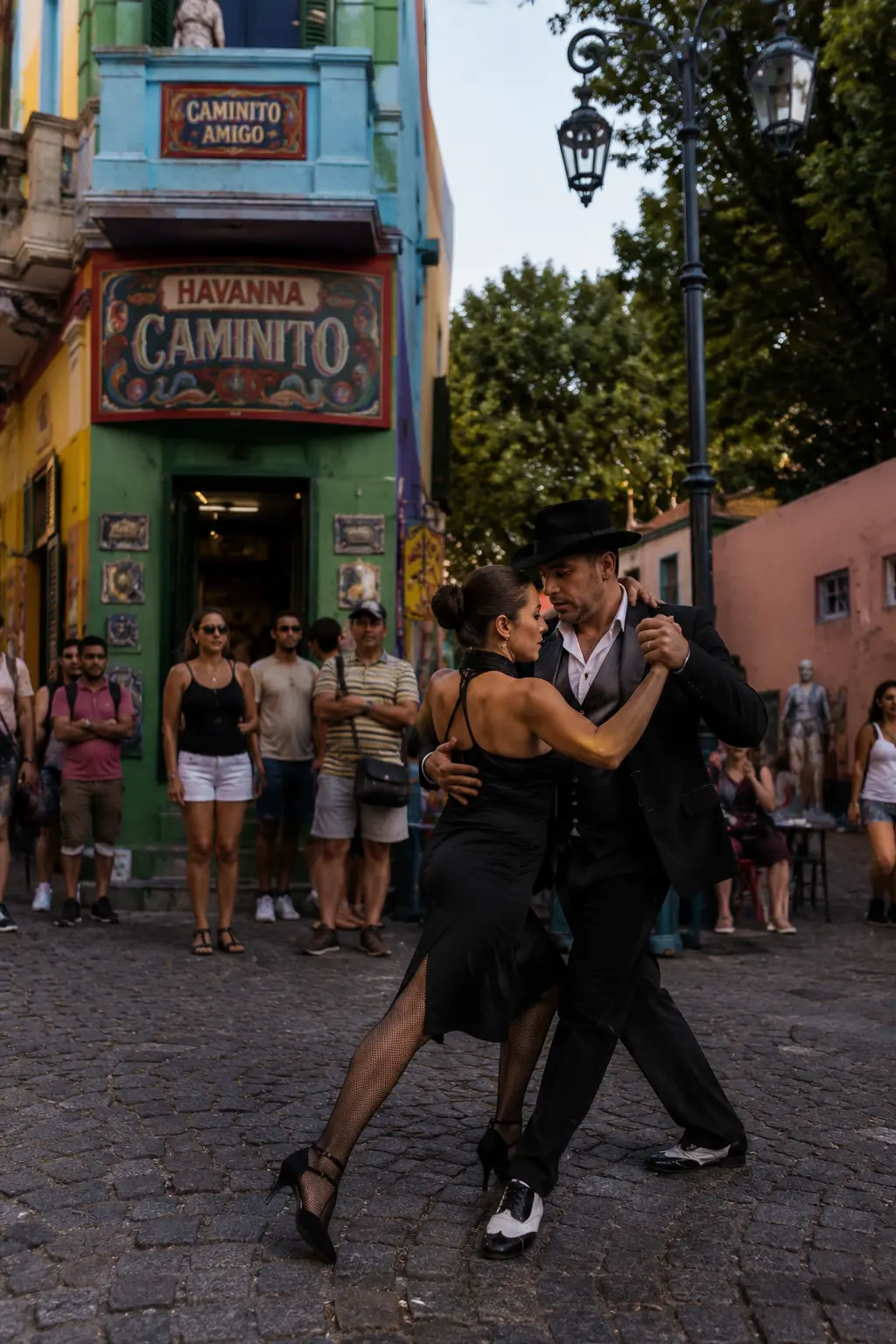 Pareja bailando tango en Caminito La Boca Buenos Aires colores