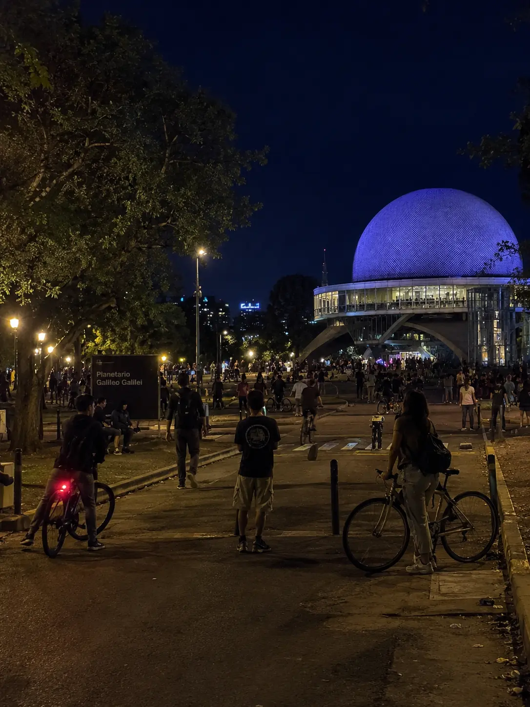 Planetario Galileo Galilei Palermo Buenos Aires cúpula azul noche